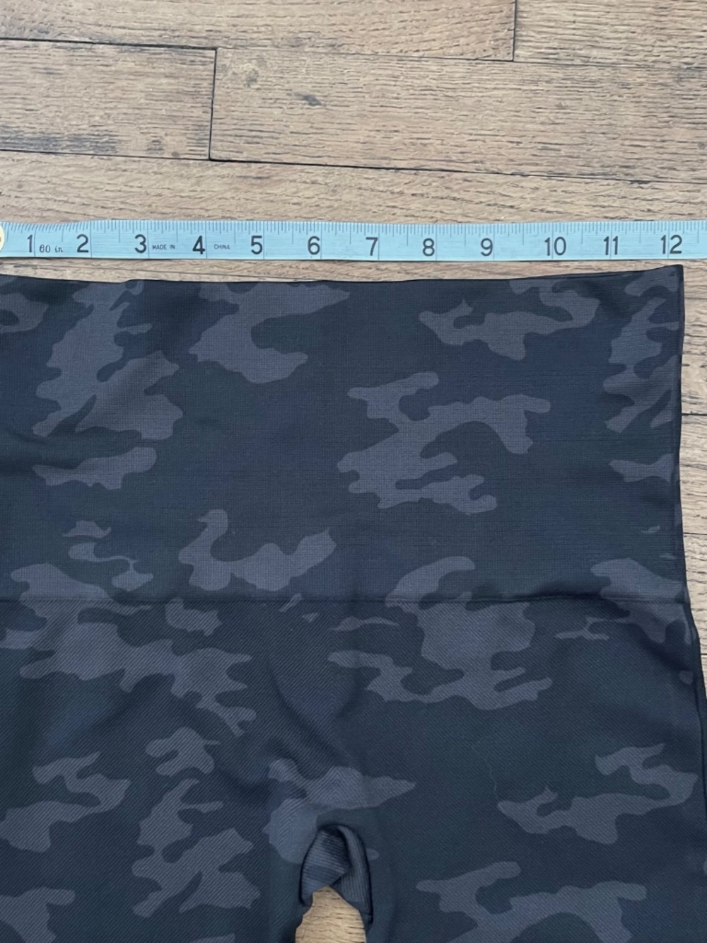 SPANX Look At Me Now Seamless Black Camo Leggings - Picture 6 of 8